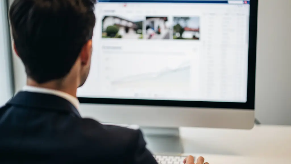 Analyste immobilier consultant données marché sur écran bureau moderne